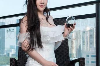 QingDouKe青豆客 – 图库里的夏天，娜依灵儿又来刷存在感了，喜欢就好，哈哈。