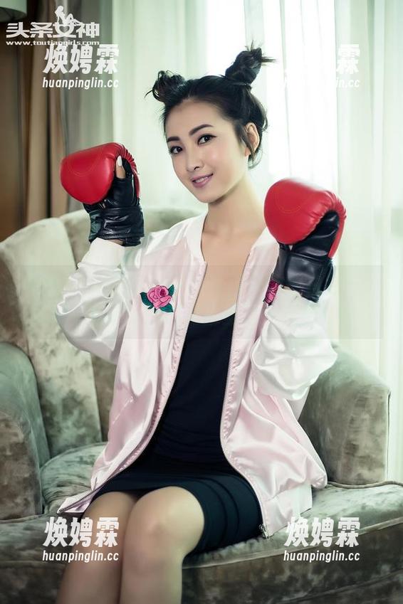 TouTiao头条女神 - 不同寻常的白色——苏菲菲图包合集里的小花招