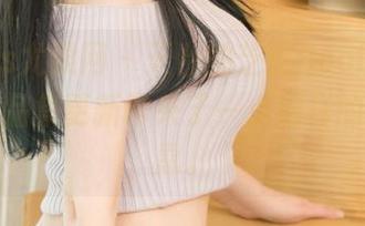 UGirls尤果网 – 天台的芝芝Booty，今天的作品集更新带来了一点别样的怀旧气息。