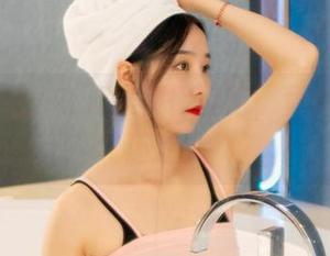 丽柜 – 桃子在海滩耍比基尼，竟然比美图还迷人