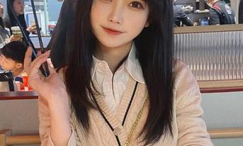 坦白说，私拍加奶牛的组合也不算常见，大肉丸Amiee你是在玩儿啥呢？原图带给我的感觉有点狂……