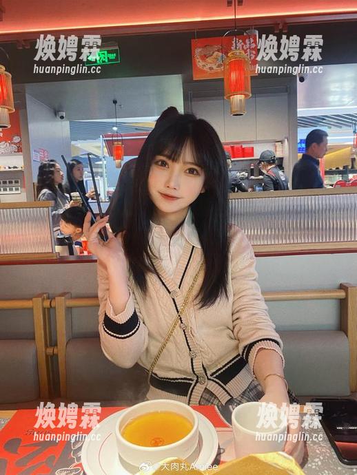 坦白说，私拍加奶牛的组合也不算常见，大肉丸Amiee你是在玩儿啥呢？原图带给我的感觉有点狂……