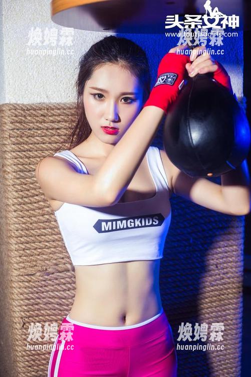 头条女神 - 偶遇张梓柔，礼服中的美图，好想马上下载！