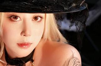 奈汐酱Nice的瑜伽套图，居然让我想起了小时候的运动课，那种肆无忌惮的俊俏。