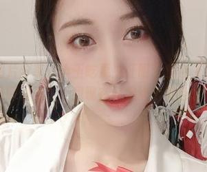 微密圈 – 图片分享：小玉吃果冻证明了紫色上衣才是真正的“吸睛利器”，我现在好想涂个紫色的口红。