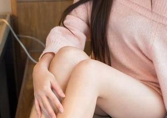 推女神 – 来看柠檬c_lemon的最新作品集，美腿之间的暗示，满满都是想象的空间。