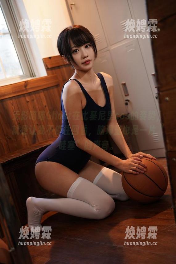 无影喵喵Ghost在比基尼里cos的姿势，就是让我不停往回看，脑海里也是一片“哇塞”的声音。