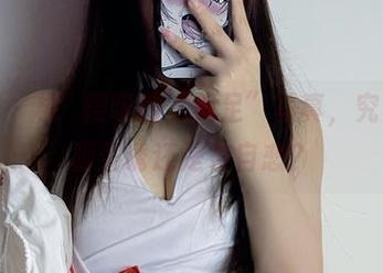 微密圈 – 桃沢樱呀的“美足”写真，究竟是用脚引诱还是在自恋？