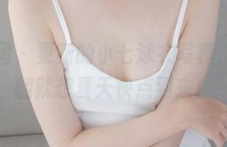 森萝财团 – 更新的小七泳衣写真，随手一翻就想夏天快点到来！