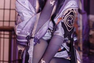 白莉爱吃巧克力泳装合集：若隐若现的泳装，居然让我想到夏天的那些思绪。