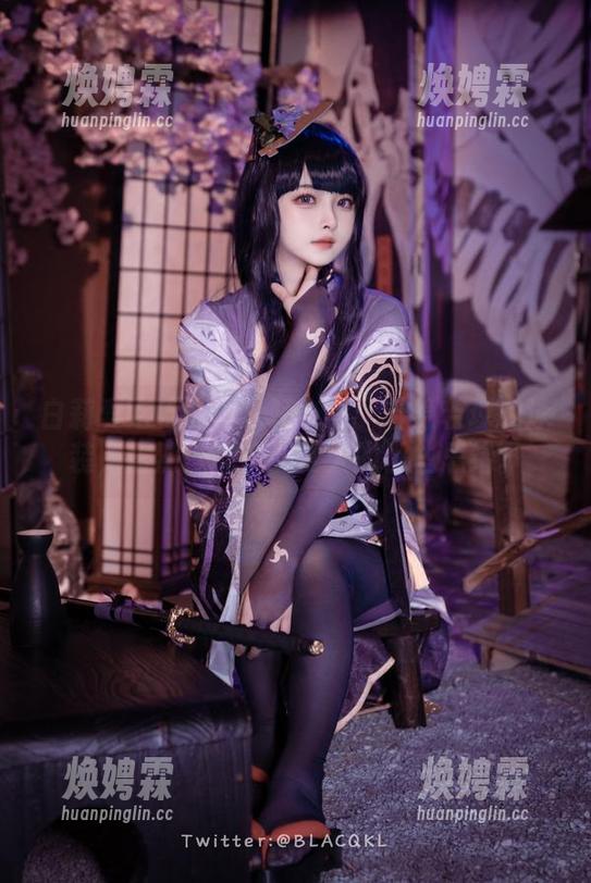 白莉爱吃巧克力泳装合集：若隐若现的泳装，居然让我想到夏天的那些思绪。