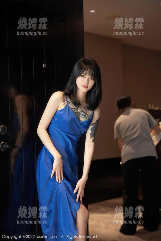 秀人网 - 不光是白色的衣服，果果Nikki护士照中的色彩碰撞真好看！来啊，图片分享让你惊艳。