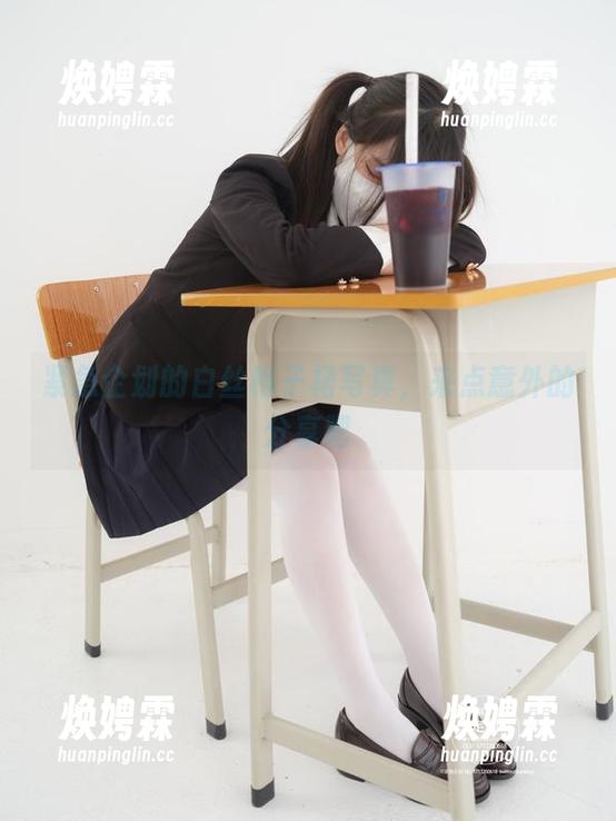 紧急企划的白丝格子裙写真，来点意外的分享吧