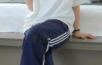 绮梦摄影 – 让人分心的制服：看露露如何在原图资源中游刃有余。