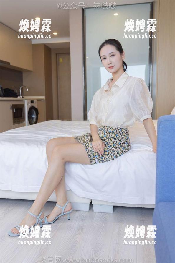 袜啵啵 - 你看到甜甜圈的新作品集了吗？马丁靴配成经典！