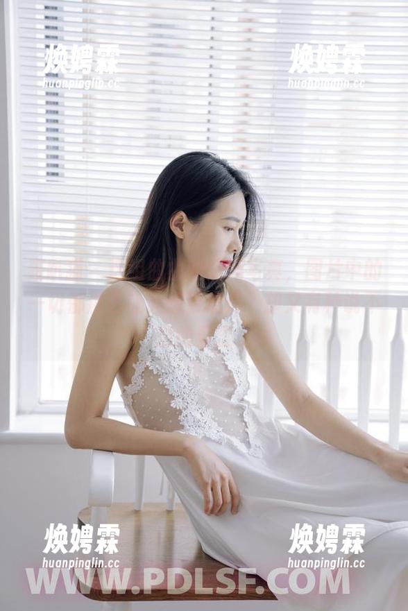 轰趴猫 - 这组曲曲的清纯写真，图片中的一切都那么让人想要点开，却又有种说不出的羞涩。
