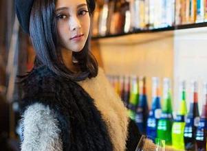 青豆客 – 办公室里的尤Una娜——图包里藏着那些“不小心”的小动作