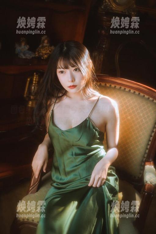 图包！香草喵露露今天又在玻璃房里边吃边撒娇，来了怎么能不点个赞？