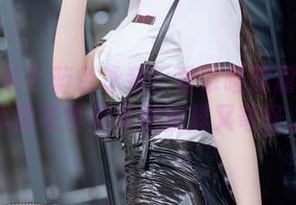 四月舰长？蓝色泳装？香草喵露露这次分享的写真集真是新鲜又奇怪。