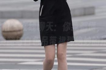魔镜街拍 – 在线聊天：你我都懂，婷婷的黑丝美腿与白色吊带裙那绝妙的搭配。
