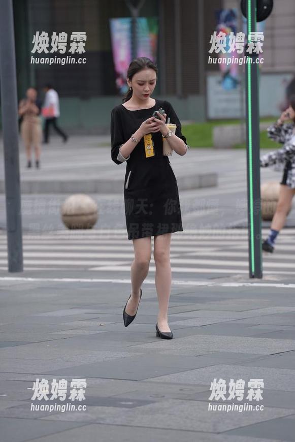 魔镜街拍 - 在线聊天:你我都懂,婷婷的黑丝美腿与白色吊带裙那绝妙的搭配。 魔镜街拍 - 在线聊天:你我都懂,婷婷的黑丝美腿与白色吊带裙那绝妙的搭配。