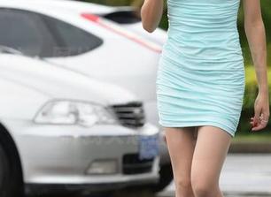 魔镜街拍 – 图片分享：曼曼的海边，摇摇欲坠的椅子和细沙里藏着的秘密灯塔，哎呀我又想歪了！