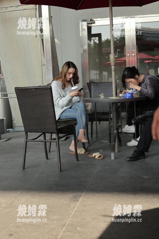 魔镜街拍 - 再不免费下载萌宝儿的包臀裙肉丝,你知道哈哈镜等着干嘛吗? 魔镜街拍 - 再不免费下载萌宝儿的包臀裙肉丝,你知道哈哈镜等着干嘛吗?