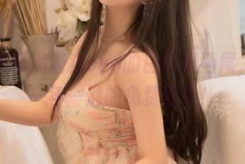 快来领略黑猫猫ovo的白色双马尾，堪称一年一遇的免费套图！